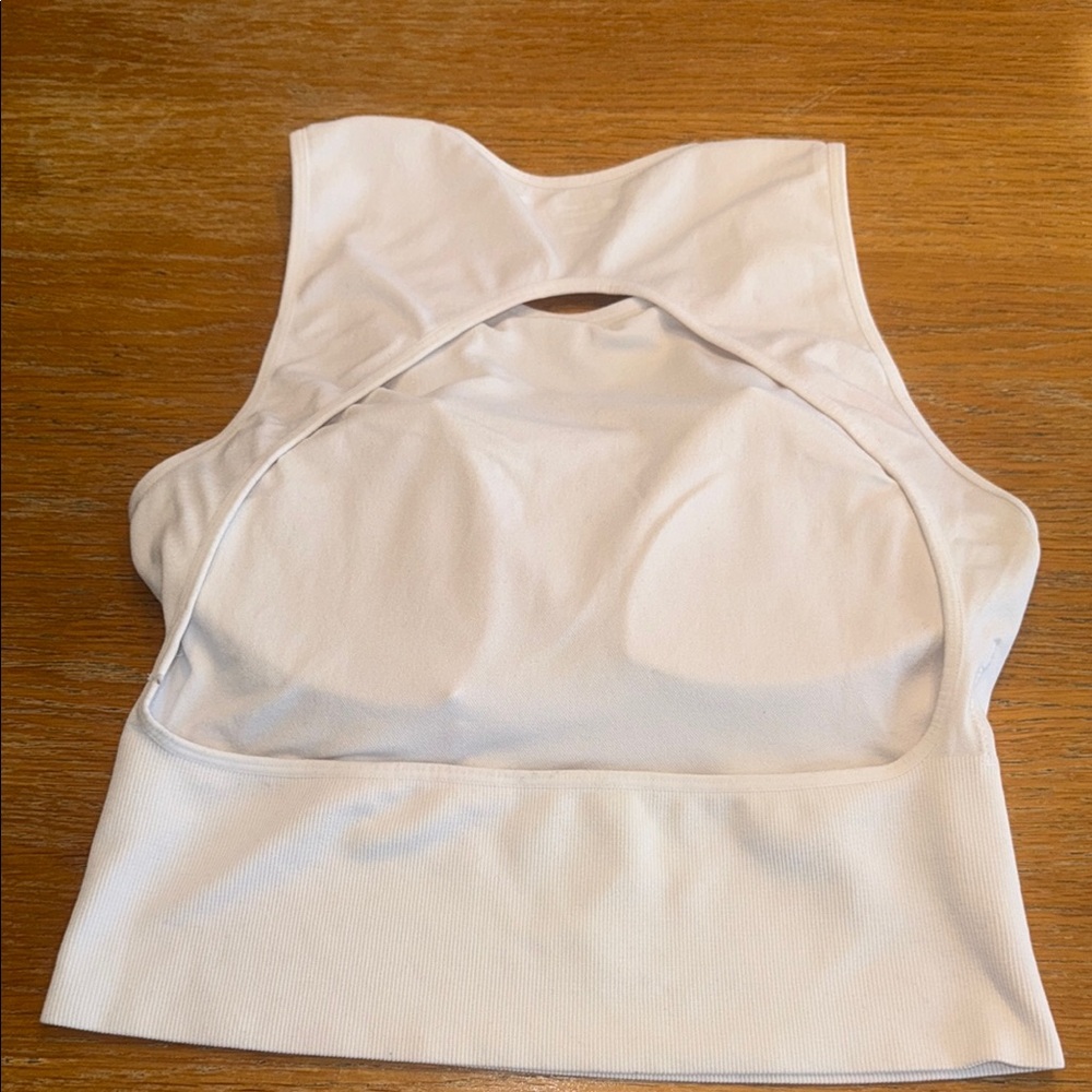Elegant White Sleeveless Tank Top - Picture 3 of 3